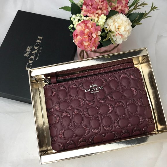 Coach Handbags - 👜‼️SALE‼️🌺BOXED CORNER ZIP WRISTLET